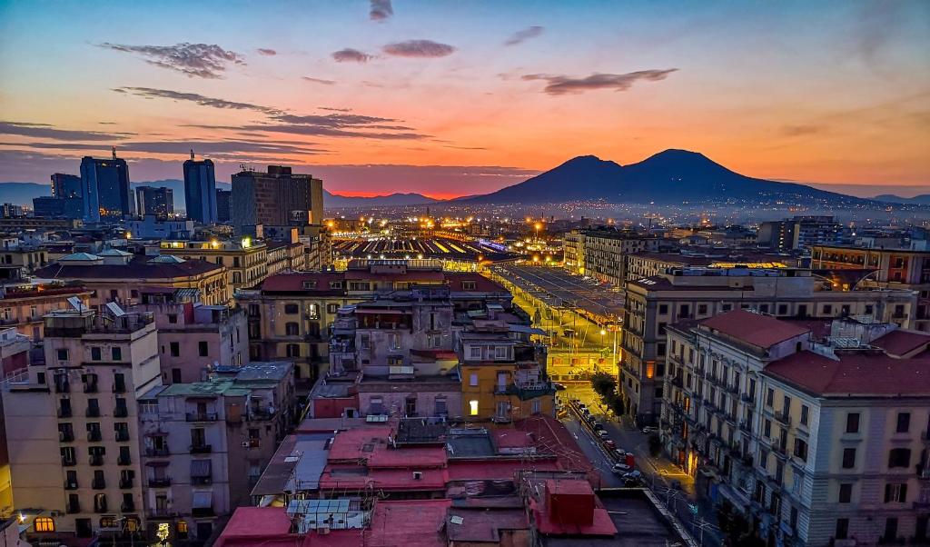 a city skyline at night with a mountain in the background at B&B Belvedere in Naples