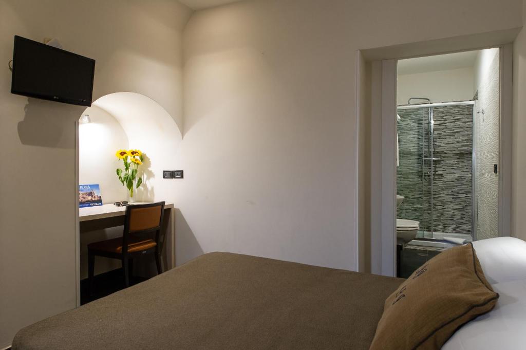 Posteľ alebo postele v izbe v ubytovaní Borgo Pio Suites Inn