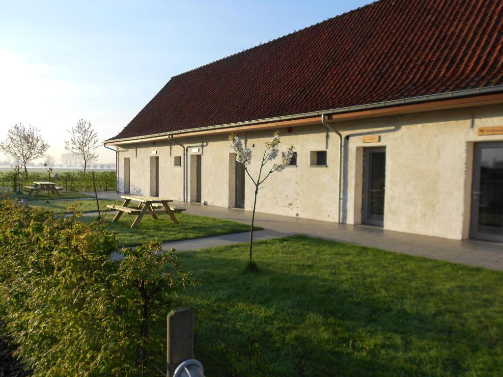 een gebouw met een picknicktafel in een tuin bij De Grote Linde in Oostkamp