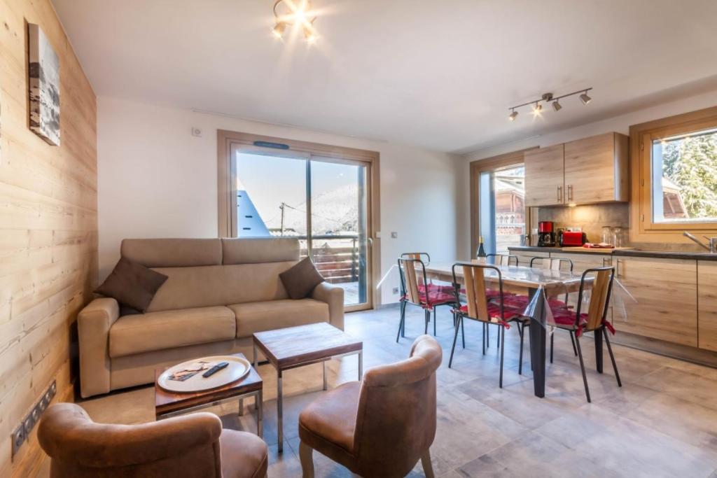 莫爾濟訥的住宿－JOUX PLANE A 202，客厅配有沙发和桌椅