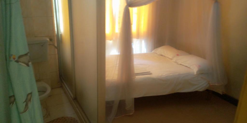 Postel nebo postele na pokoji v ubytování Hotel Jaffers Nairobi