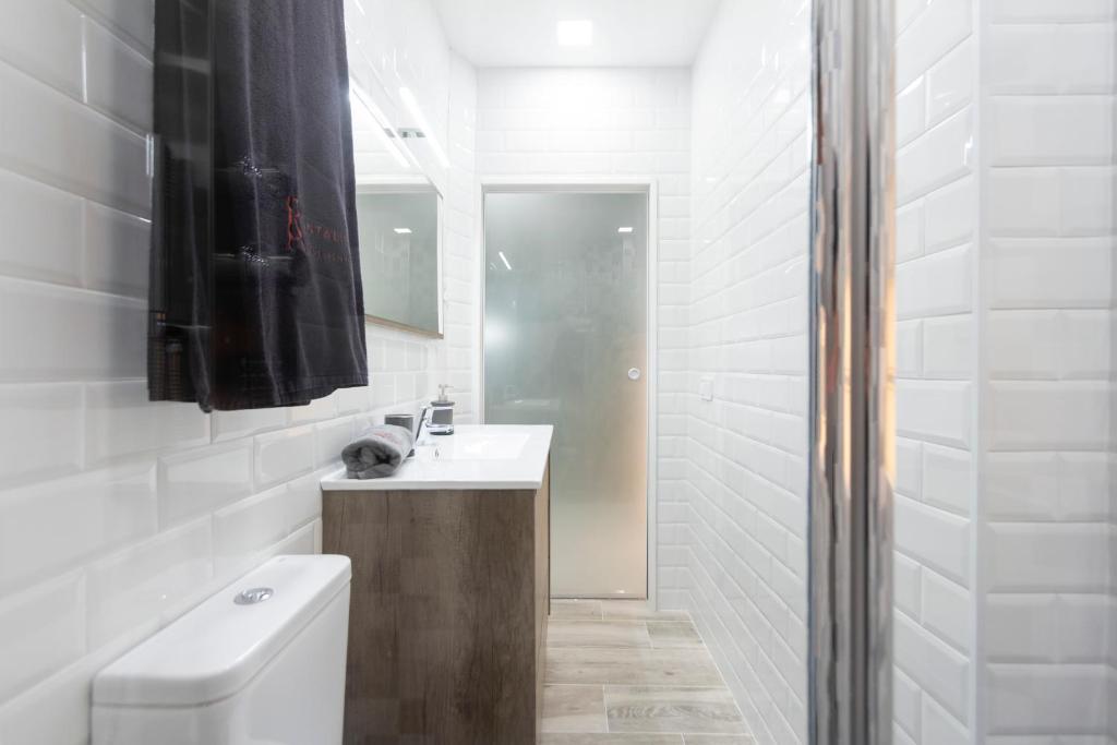 A bathroom at Plaza Mayor Apartment