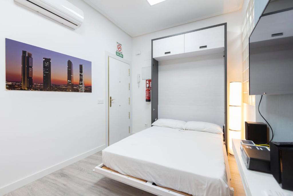 A bed or beds in a room at Plaza Mayor Apartment