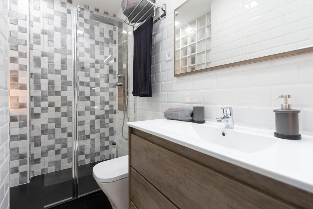 A bathroom at Plaza Mayor Apartment