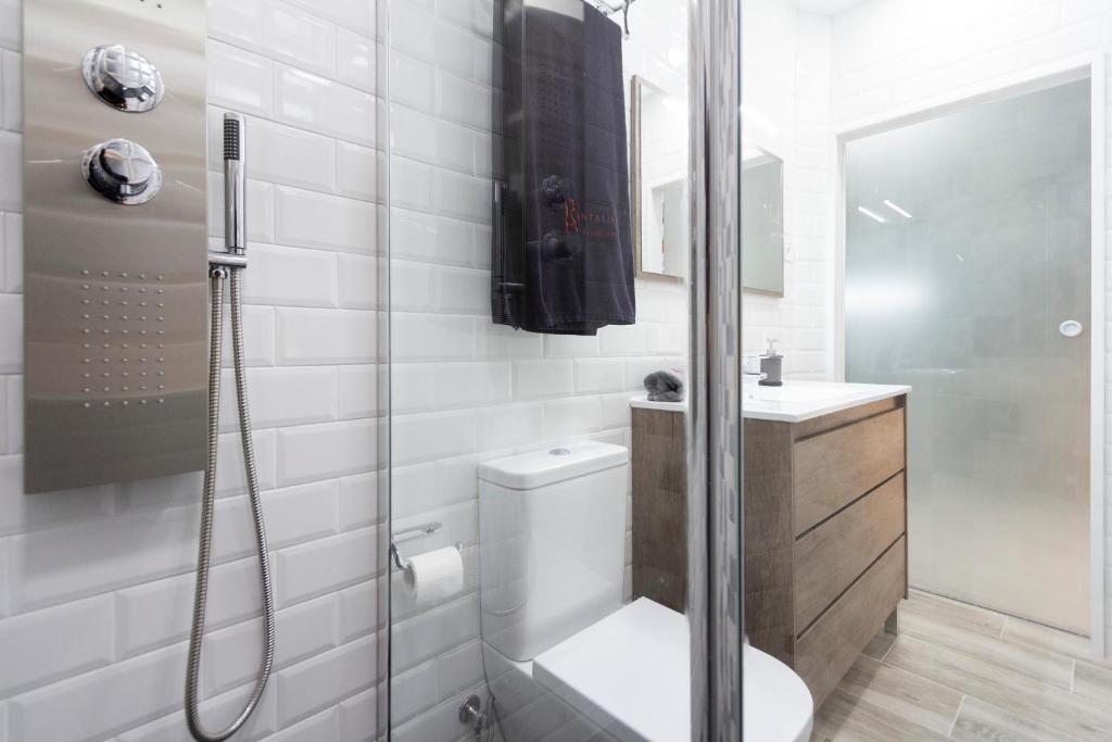 A bathroom at Plaza Mayor Apartment