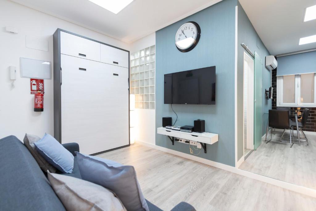A television and/or entertainment centre at Plaza Mayor Apartment