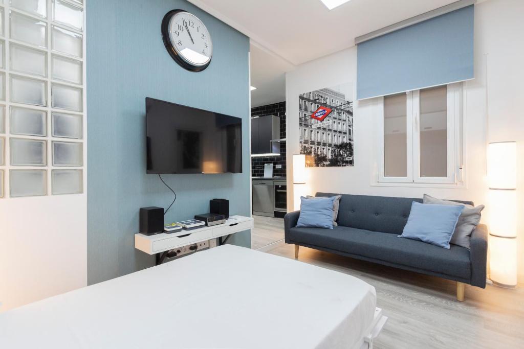 A television and/or entertainment centre at Plaza Mayor Apartment