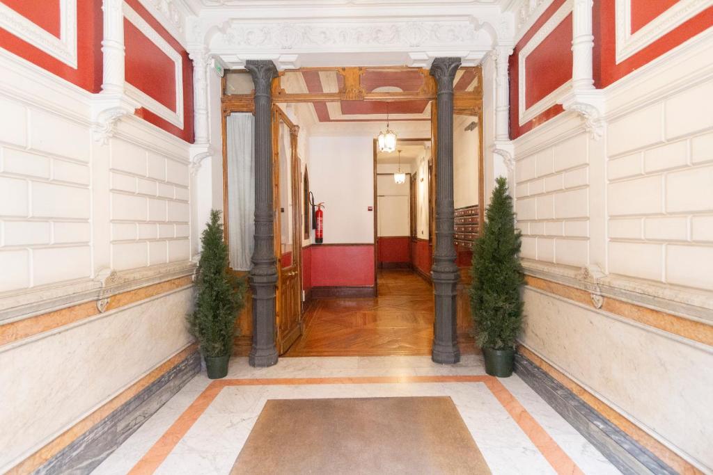 The facade or entrance of Plaza Mayor Apartment