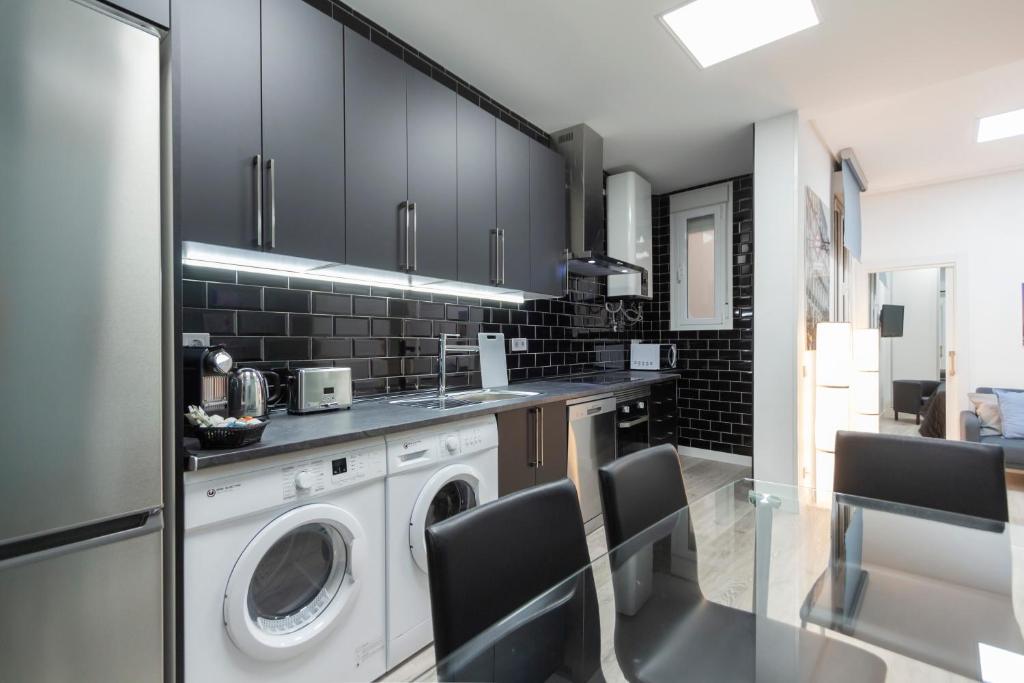 A kitchen or kitchenette at Plaza Mayor Apartment