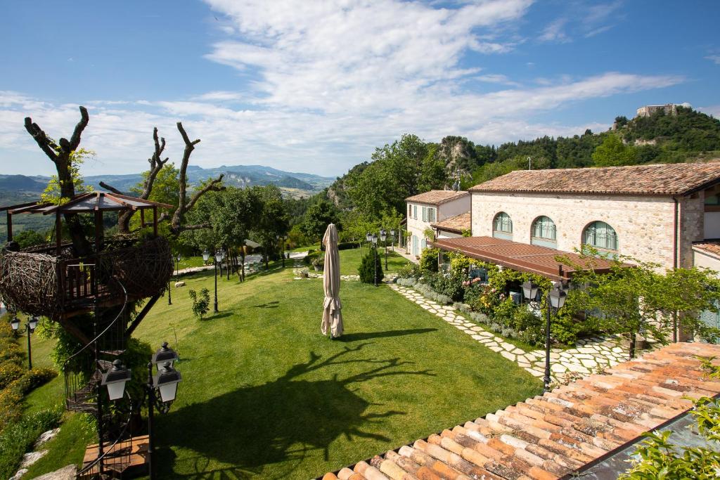 widok z powietrza na budynek i dziedziniec w obiekcie Tenuta Saiano Resort w mieście Torriana