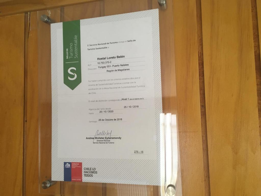 Um certificado, prémio, placa ou documento mostrado em Hostal Loreto Belen