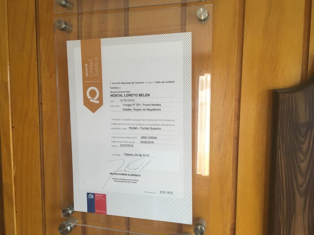 Um certificado, prémio, placa ou documento mostrado em Hostal Loreto Belen