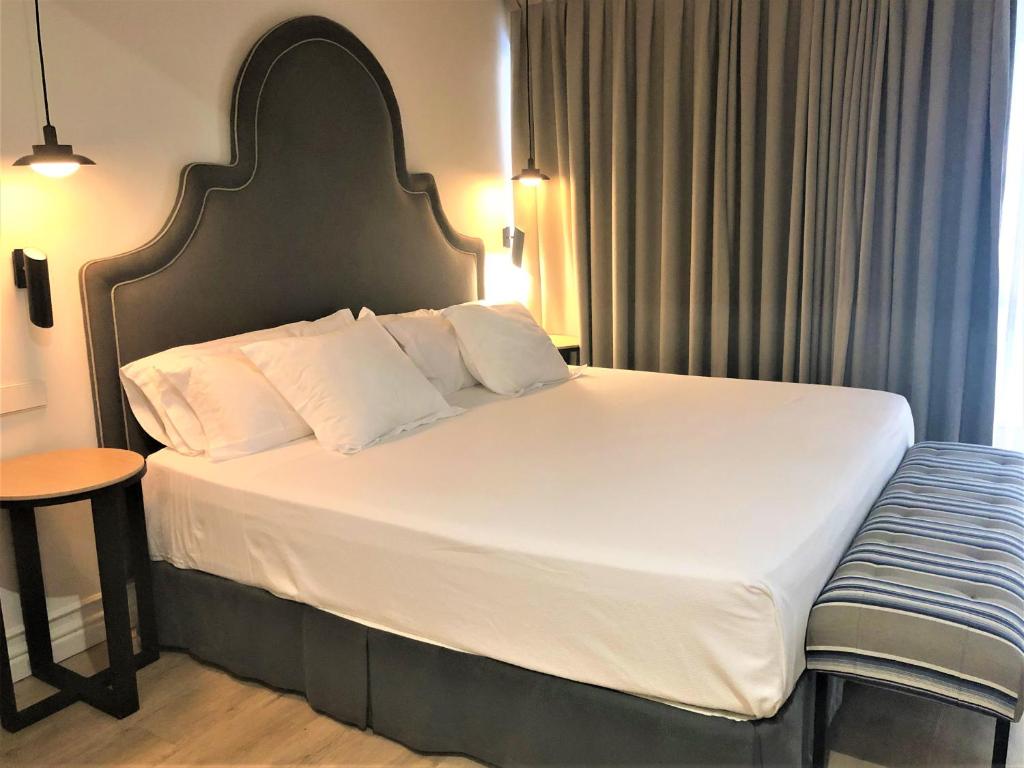 Кровать или кровати в номере Suites Hom Sevilla