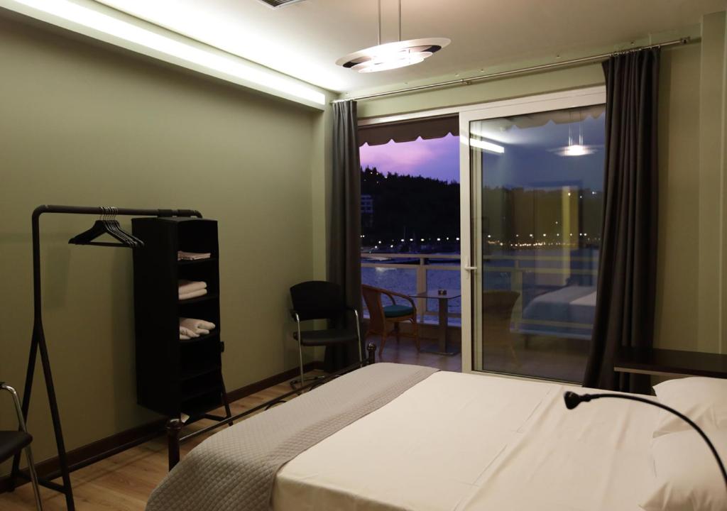 Postel nebo postele na pokoji v ubytování Chalkida Seafront Apartment