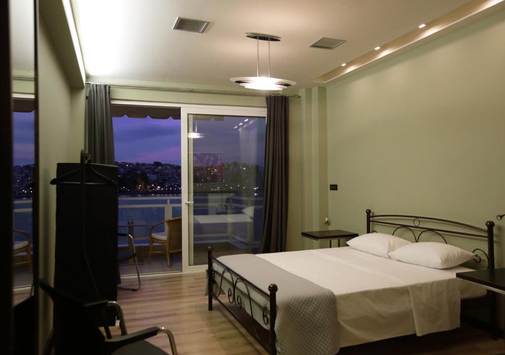Postel nebo postele na pokoji v ubytování Chalkida Seafront Apartment