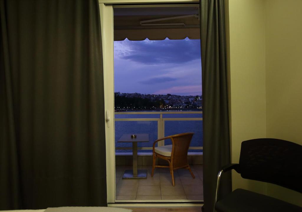 Posezení v ubytování Chalkida Seafront Apartment