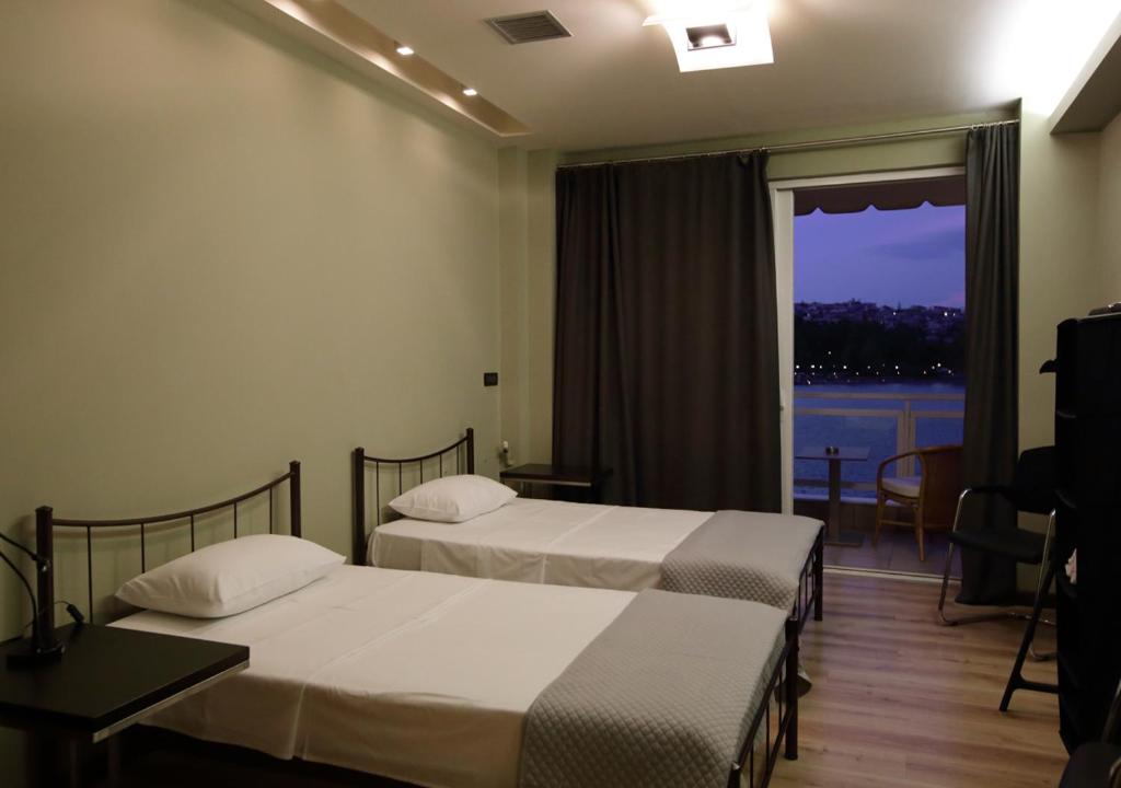 Postel nebo postele na pokoji v ubytování Chalkida Seafront Apartment