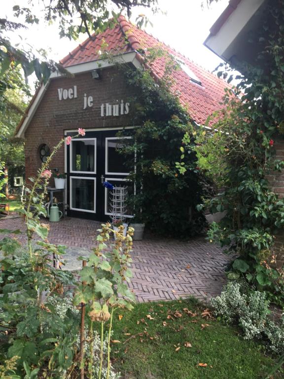 un edificio con una puerta que dice "vocal ie trust" en Voel je thuis, en Zwolle