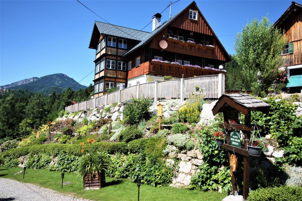 a house on top of a hill with a garden at Ferienhaus Kühlwein in Bad Goisern