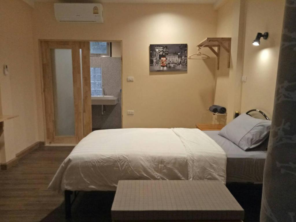 - une chambre avec un lit blanc dans l'établissement Little Guest House Hotel, à Chiang Mai