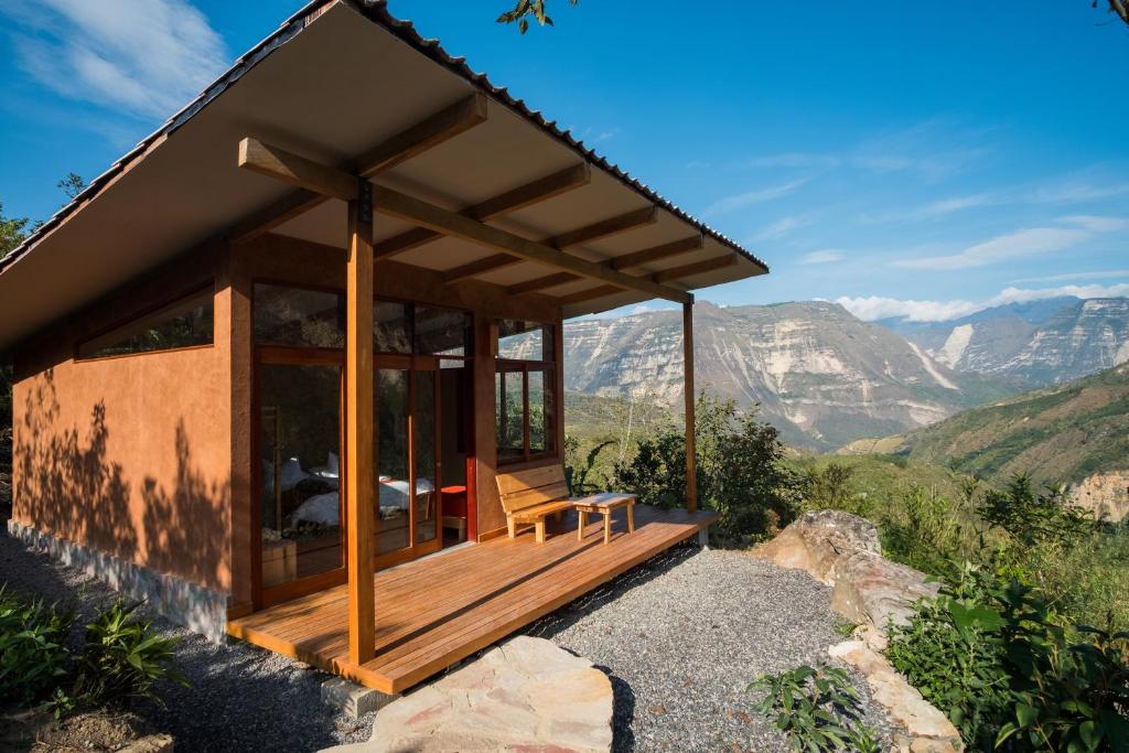 CocachimbaにあるGoctamarca Lodgeの山の景色を望む小さな家