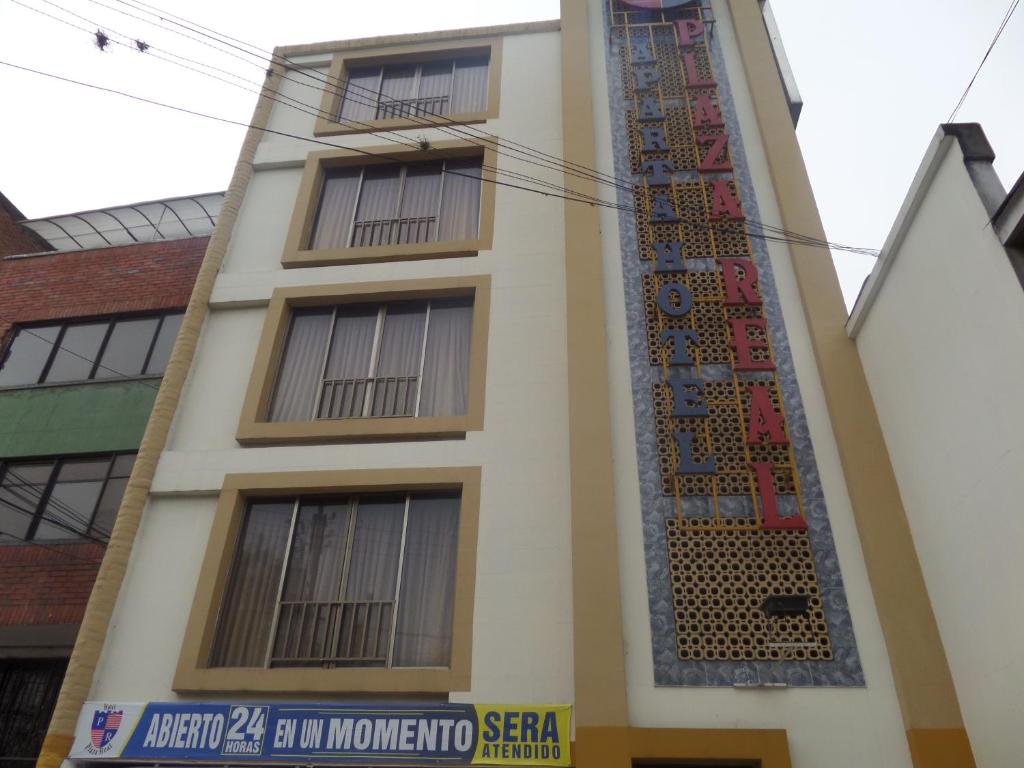 um edifício com mosaicos ao lado em Aparta Hotel Plaza Real Norte em Cali