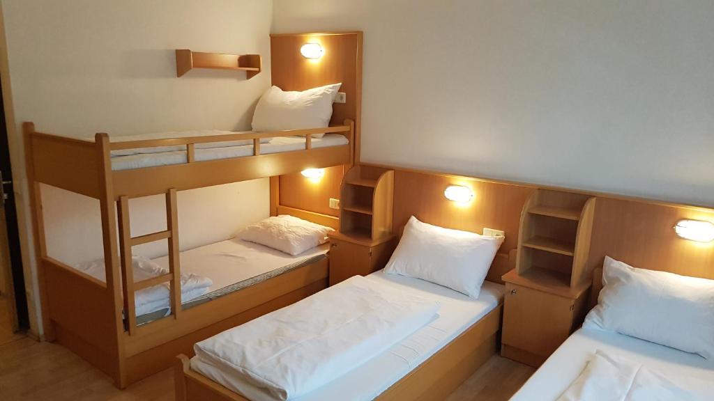 Postel nebo postele na pokoji v ubytování Jugendherberge Bad Gastein