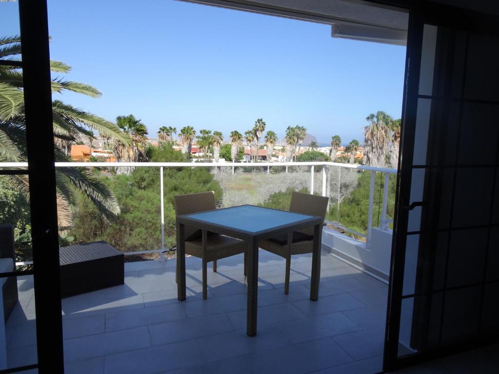 - Balcón con mesa y 2 sillas en Appartamento Indipendente in Villa - Golf Del Sur, en San Miguel de Abona