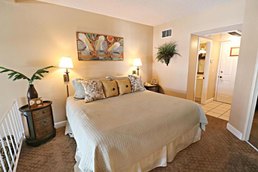 um quarto com uma cama grande e 2 candeeiros em Inn at Camachee Harbor View 11 em Saint Augustine