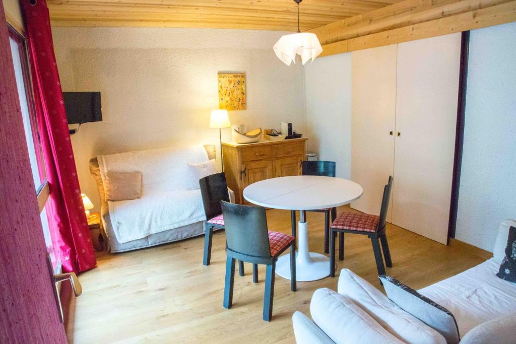 une pièce avec une table et des chaises et une chambre dans l'établissement Appartement 5 personnes - 38860 Les 2 Alpes - Pied des pistes, balcon, à Les Deux Alpes