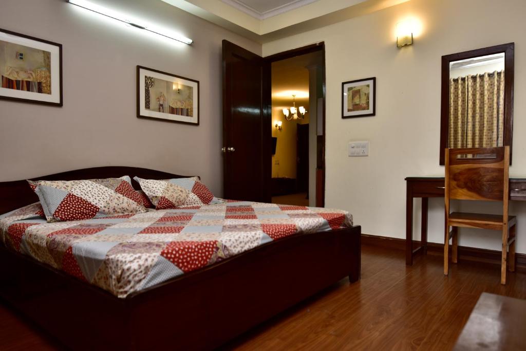 Postel nebo postele na pokoji v ubytování 2BHK Comfortable Furnished Serviced Apartments in Hauz Khas - Woodpecker Apartments