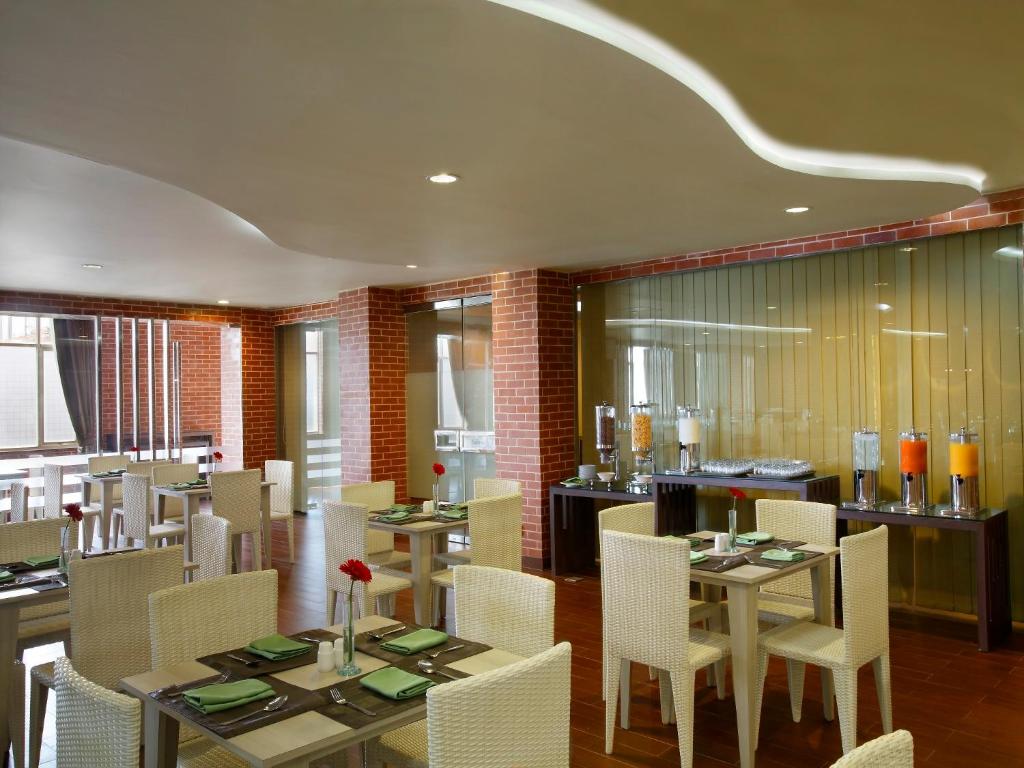Restaurace v ubytování Hotel Santika Depok
