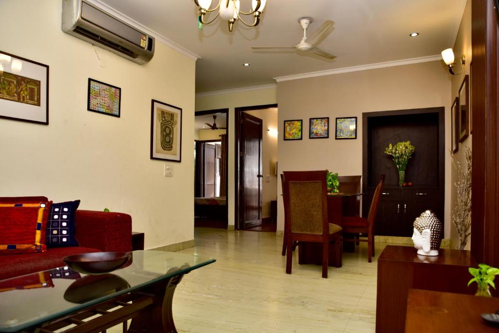 Posezení v ubytování 2BHK Comfortable Furnished Serviced Apartments in Hauz Khas - Woodpecker Apartments