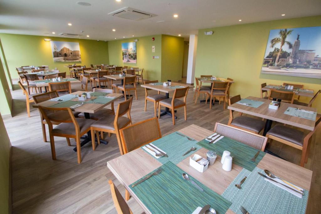 Restoran või mõni muu söögikoht majutusasutuses Tierra Viva Piura Hotel