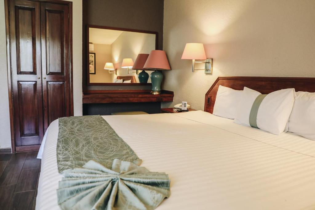 Postel nebo postele na pokoji v ubytování Hotel La Joya Tulancingo