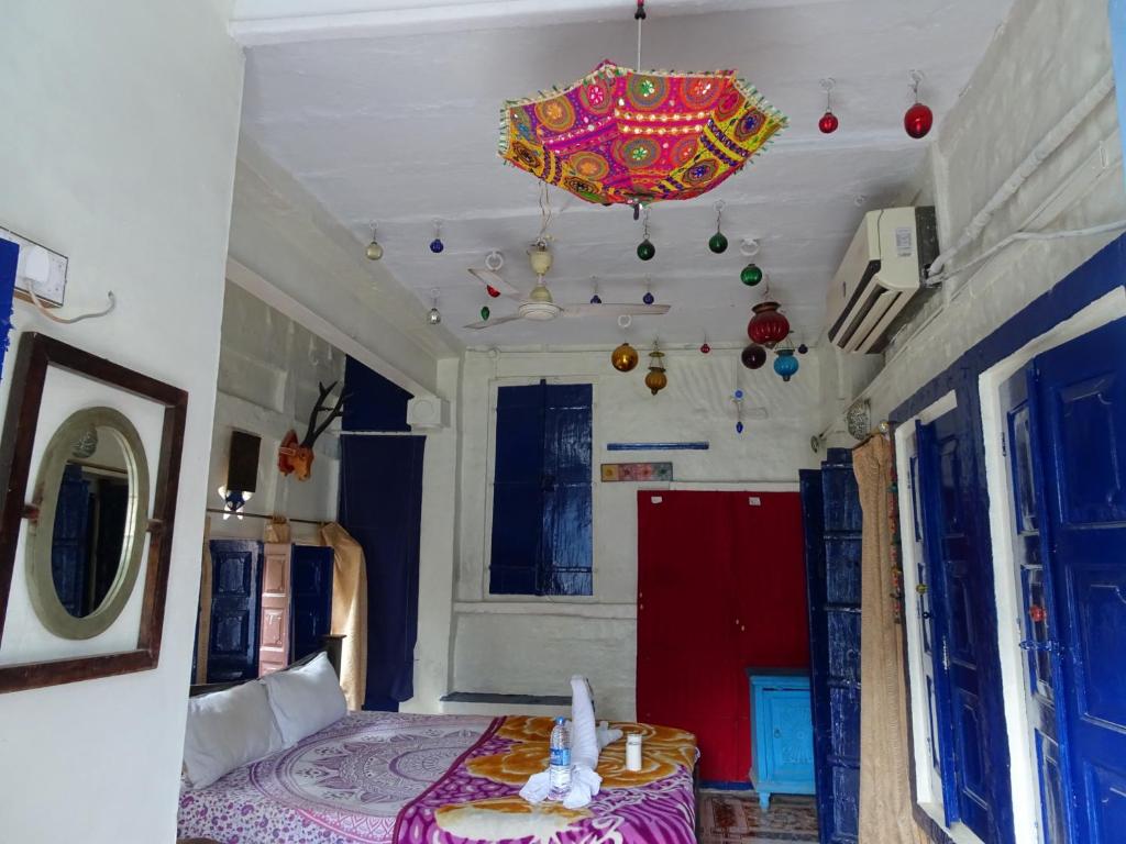 a room with a bed and a chandelier at Bob hostel in Jodhpur