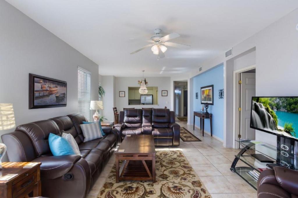 een woonkamer met een bank en een tv bij Seaside at Anastasia D205 in St. Augustine