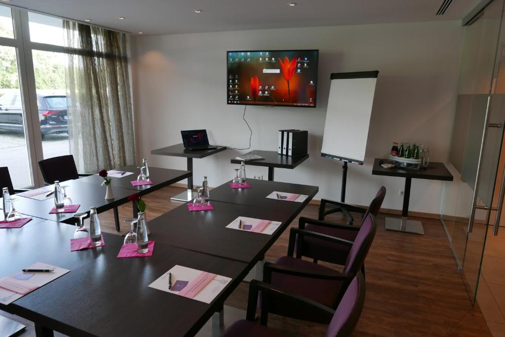 TV a/nebo společenská místnost v ubytování Business Class Hotel Ebersberg
