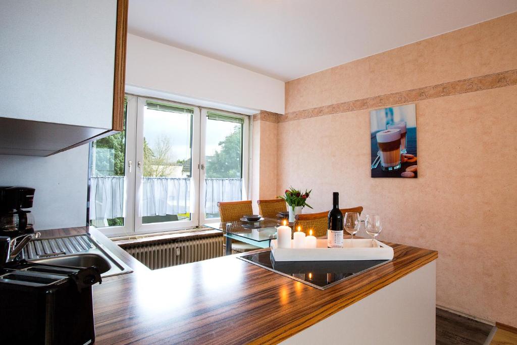 cocina y sala de estar con una barra con velas en Neanderappartement, en Mettmann
