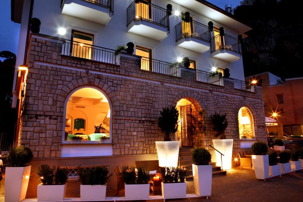 Le Ancore Hotel في فيكو إيكوينس: مبنى أمامه أضواء ونصبات خزف