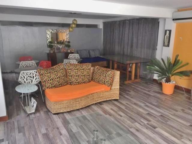Χώρος καθιστικού στο SERENADE Lodging Rooms