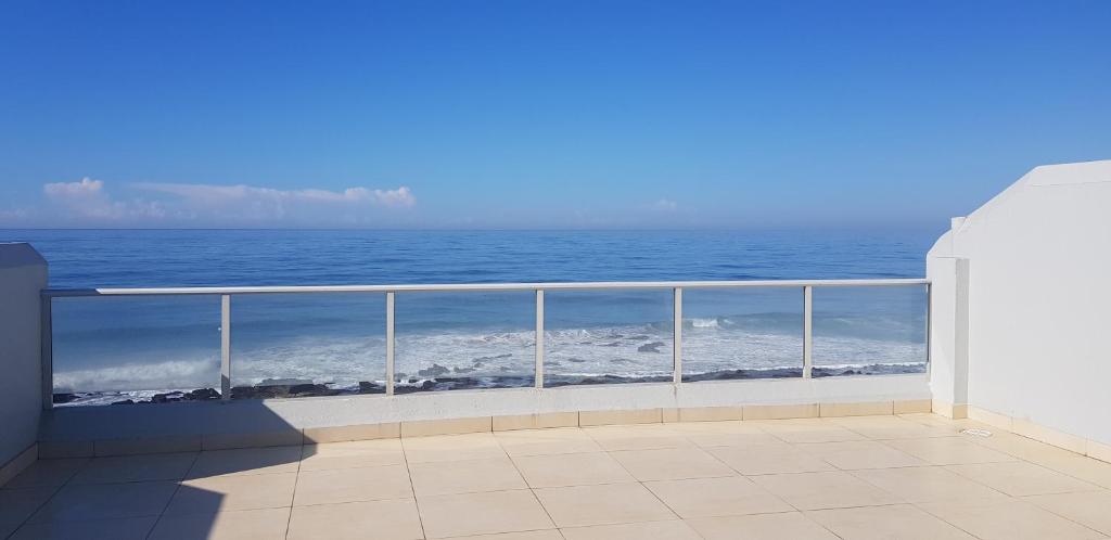 uma vista para o oceano a partir de uma varanda em 15 Tontiki em Ballito