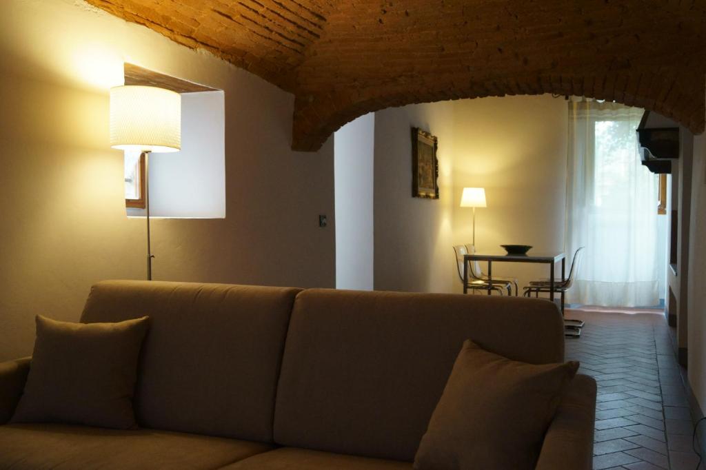 sala de estar con sofá y mesa en Casa Leopoldo, en Pratolino