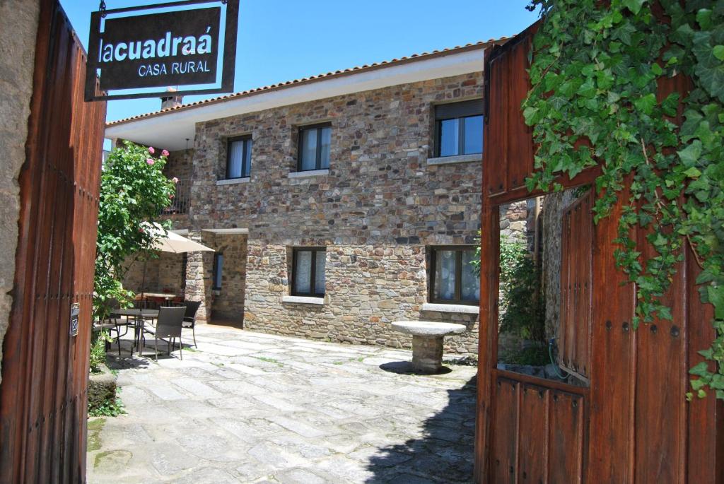 una entrada a un edificio con un cartel en Casa Rural La Cuadraá, en Linares de Riofrío
