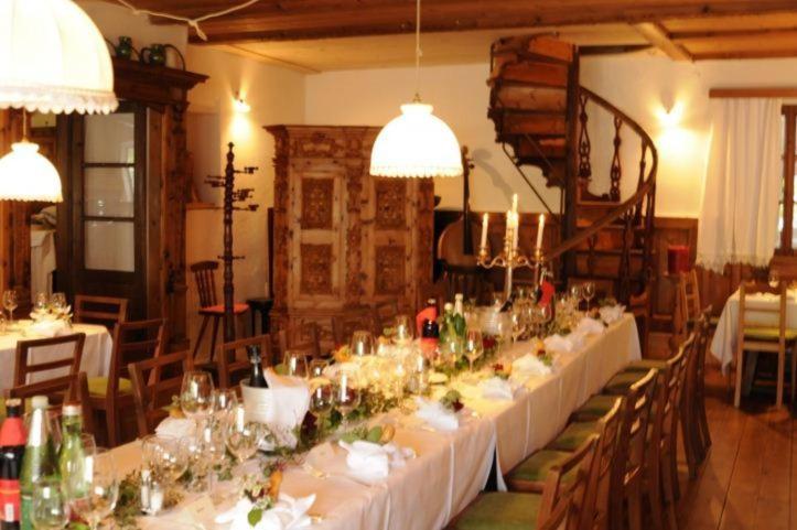 Um restaurante ou outro lugar para comer em Bräugasthof Hallstatt