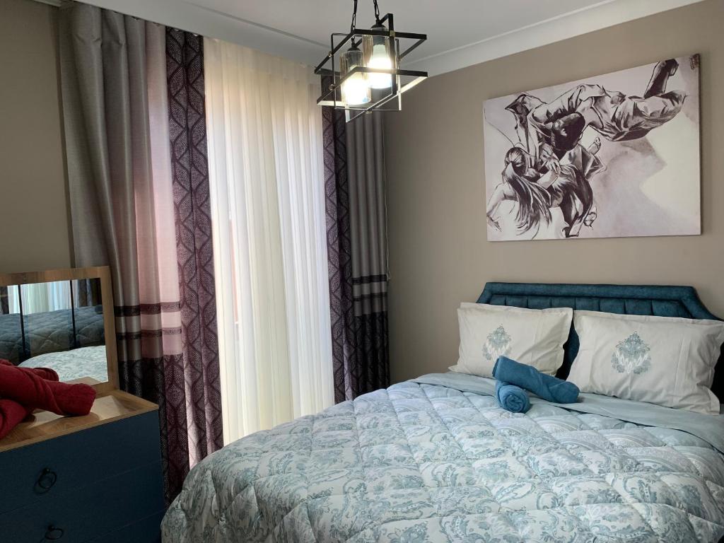 una camera da letto con un letto blu e un peluche blu sopra di Luxe Design Résidence Istanbul wifi a Istanbul