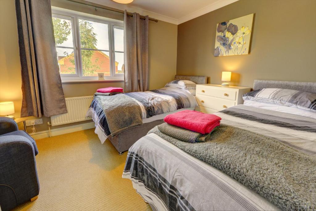 Una cama o camas en una habitación de Hawthorn House, Lincoln