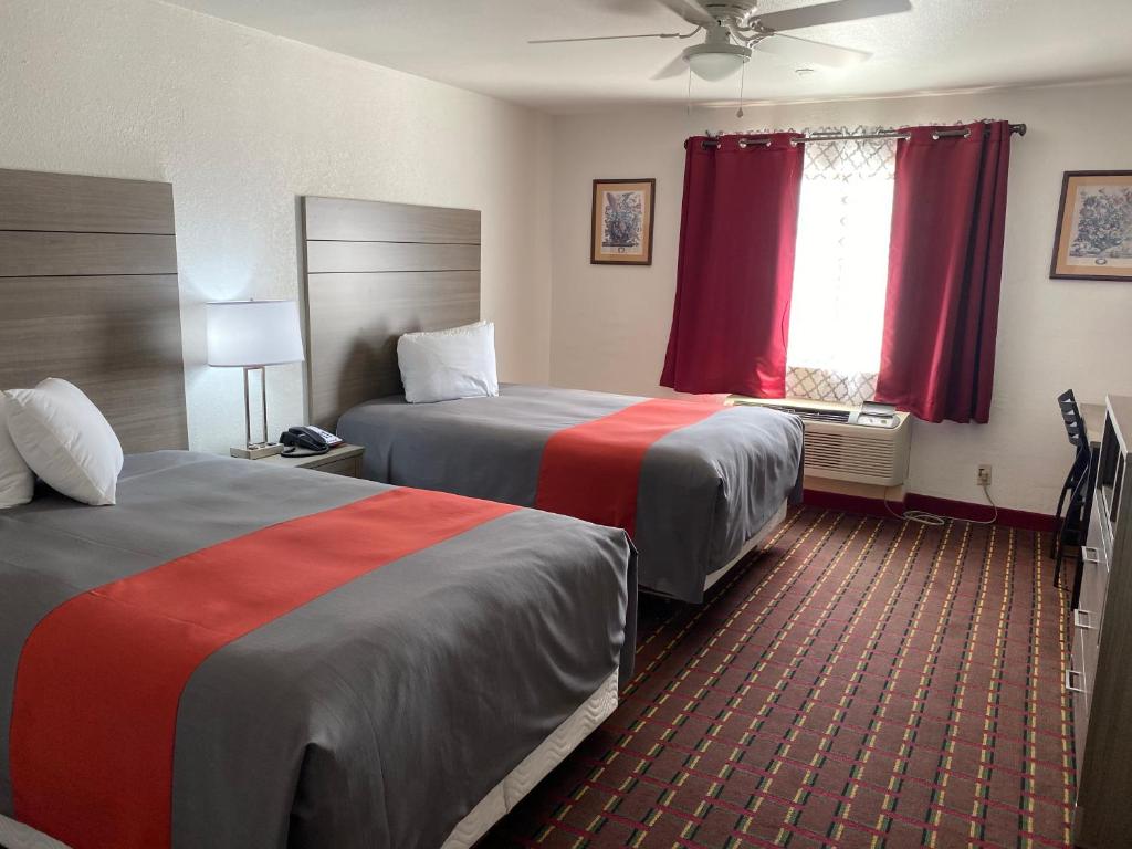 Postel nebo postele na pokoji v ubytování Guest House Inn Medical District near Texas Tech Univ