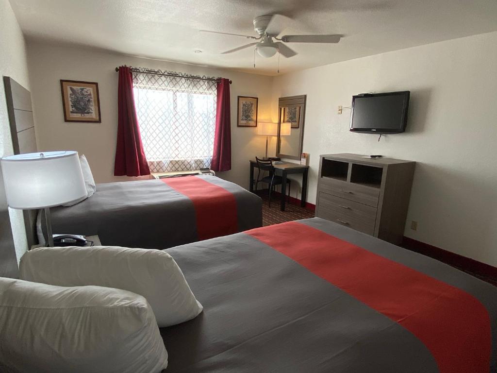 Postel nebo postele na pokoji v ubytování Guest House Inn Medical District near Texas Tech Univ