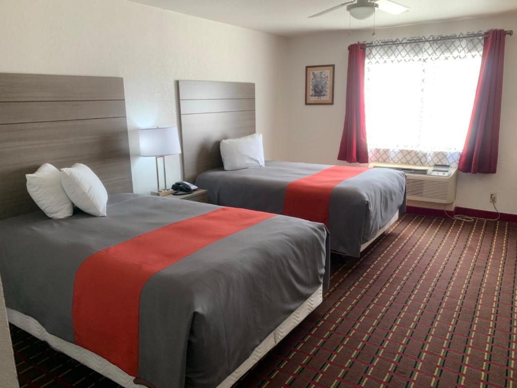 Postel nebo postele na pokoji v ubytování Guest House Inn Medical District near Texas Tech Univ